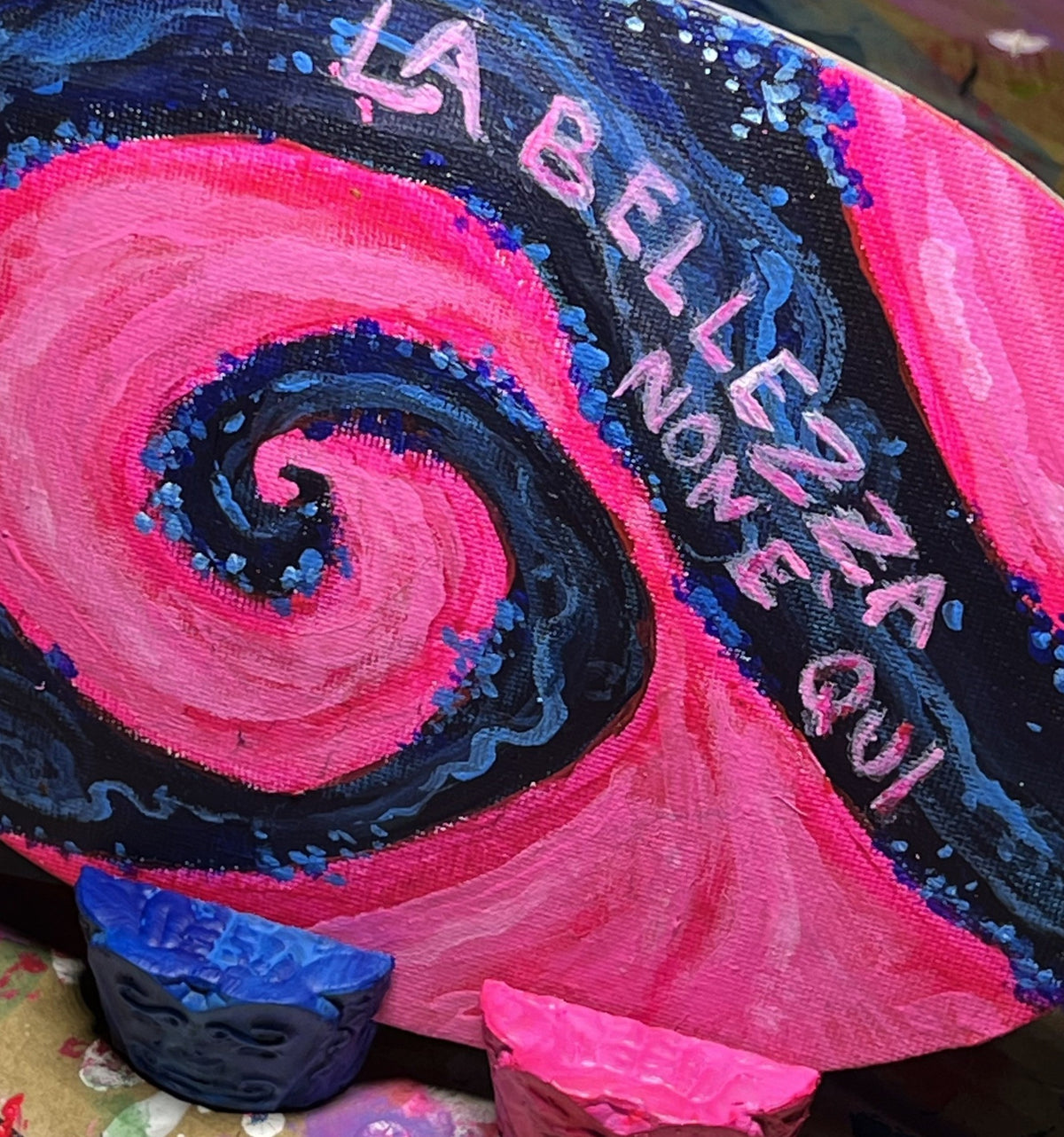 La bellezza non è qui, Acrilico su supporto ovale, supporto ovale 10x15 cm