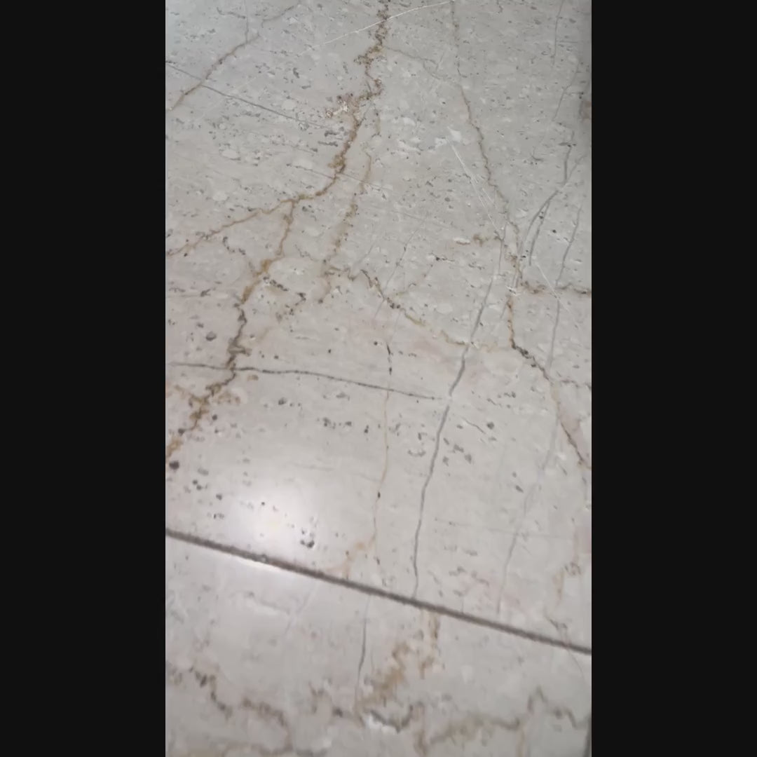 Ascoltati che sai tutto - giro dell'opera: la tela intera, i dettagli della materia e il quadro nello studio. Dipinto originale di BiancoMat.