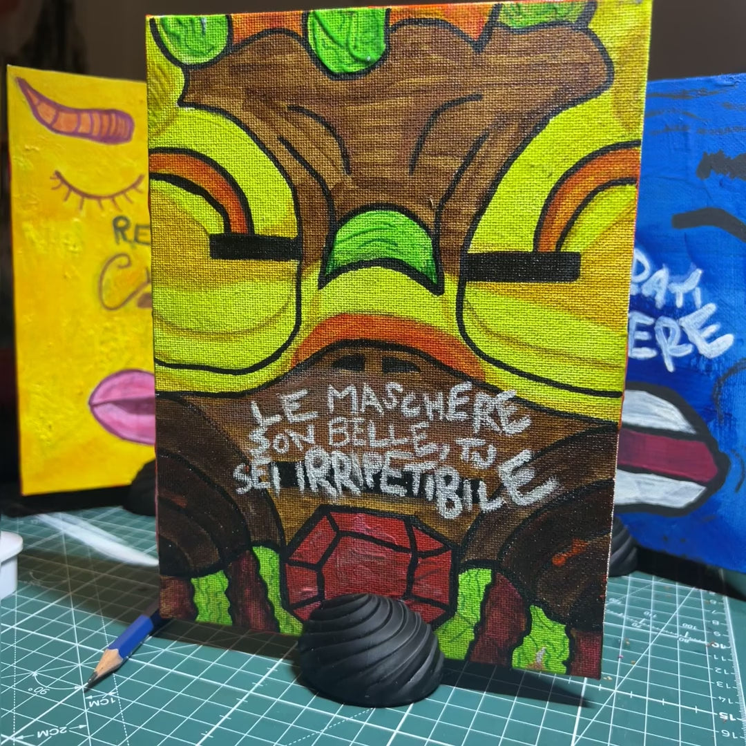 Le maschere son belle, tu sei irripetibile - giro dell'opera: la tela intera, i dettagli della materia e il quadro nello studio. Dipinto originale di BiancoMat.