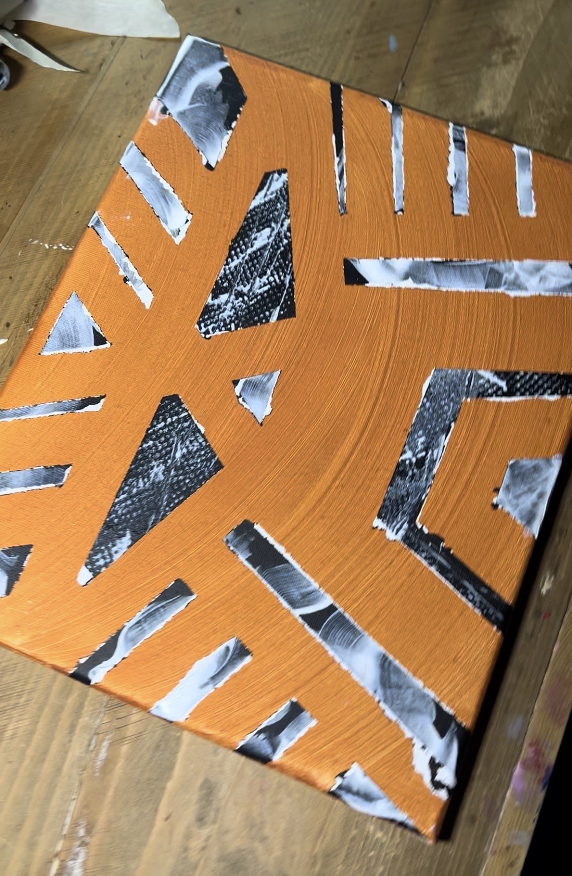 Totem tamarro — il quadro dal vivo, fotografato in atelier
